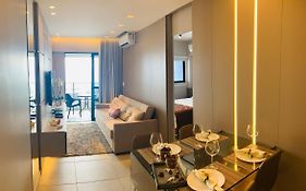LUXO 1406 - Quarto e Sala com Varanda no Coração da Ponta Verde